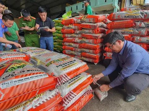 Khởi tố nhóm đối tượng sản xuất hơn 1.000 tấn phân bón giả