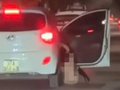 Lời khai của người phụ nữ khỏa thân rơi khỏi ô tô con đang chạy trên đường