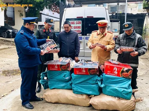 Bắt giữ vụ vận chuyển 270kg xúc xích không rõ nguồn gốc xuất xứ