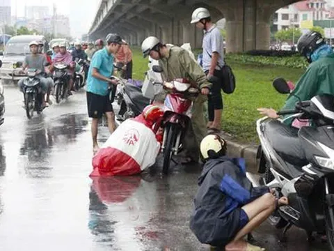 Dừng xe trên đường để mặc áo mưa có vi phạm luật giao thông không?
