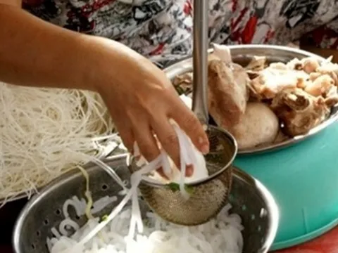 Không sử dụng găng tay khi bán thực phẩm chín bị phạt bao nhiêu tiền?