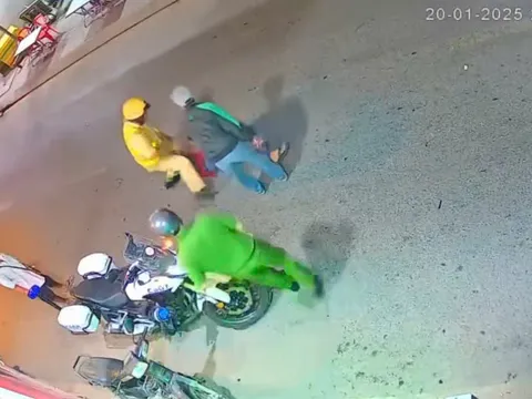 Bắt người đàn ông giơ thẻ thanh tra để yêu cầu tha lỗi cho người vi phạm