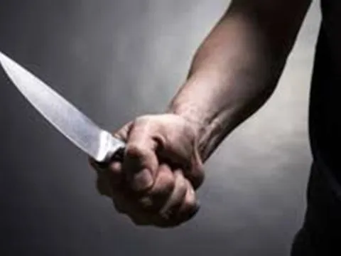 Mâu thuẫn gia đình, con trai dùng dao đâm mẹ rồi tự tử bất thành