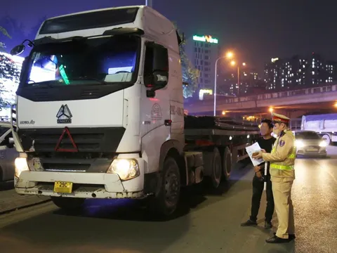 Xử lý xe tải sử dụng đèn, còi sai quy định, gây mất trật tự ban đêm ở Hà Nội