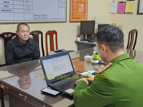 Vận động đối tượng truy nã về tội đánh bạc ra đầu thú