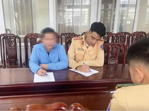 Xử phạt tài xế dán băng keo thay đổi biển số xe để tránh phạt nguội