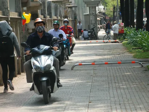 Trường hợp nào được đi xe máy lên vỉa hè mà không bị phạt?