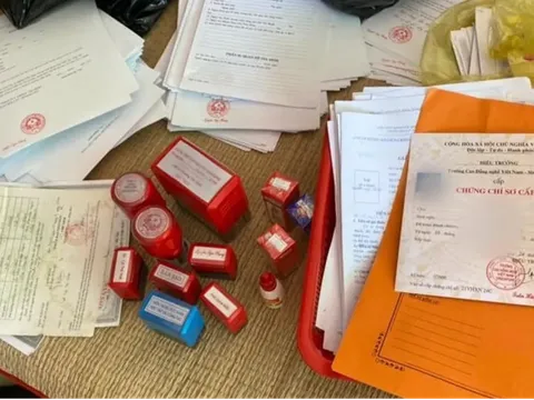 Khởi tố 2 đối tượng sử dụng tài liệu giả lập hồ sơ đề nghị hưởng chế độ