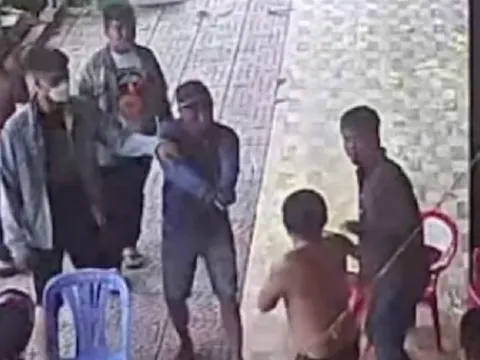 Xông vào nhà dân đánh người do mâu thuẫn từ chơi xóc đĩa