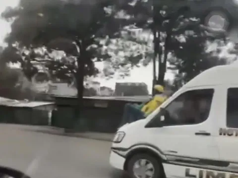 Xác minh vụ người đàn ông ngồi trên nắp capo ô tô ở Đại lộ Thăng Long