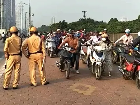 Dắt xe máy đi ngược chiều trên vỉa hè có bị phạt không?