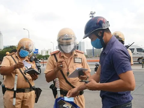 Dùng bằng lái xe máy giả sẽ bị phạt bao nhiêu tiền?