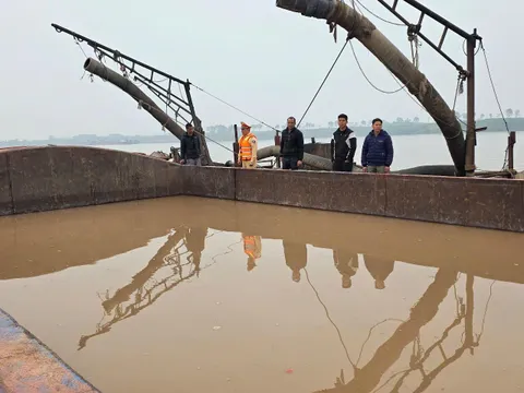 Bắt giữ 2 tàu khai thác cát trái phép trên sông Hồng