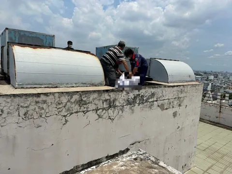 Phát hiện thi thể đang phân hủy trên sân thượng chung cư ở TP.HCM