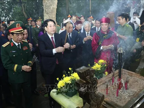 Chủ tịch nước Lương Cường dâng hương tưởng niệm các Vua Hùng