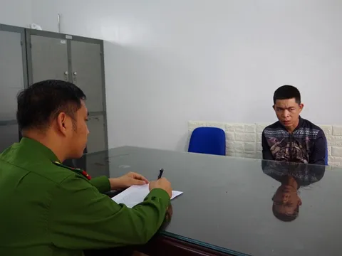 Khởi tố 2 đối tượng cướp vàng của người phụ nữ ở nghĩa trang