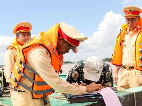 Đề xuất nhiệm vụ, quyền hạn của cán bộ tuần tra, kiểm soát trên đường thủy
