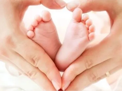 Theo quy định mới nhất, nhận con nuôi dưới 6 tháng tuổi có được hưởng chế độ thai sản?