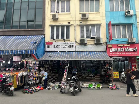 Hà Nội: Kiểm tra 14 điểm kinh doanh hàng hóa giả mạo nhãn hiệu tại Chợ Nhà Xanh