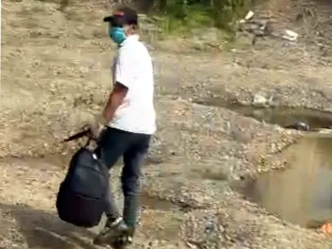 Truy bắt nghi phạm cầm dao cướp ngân hàng ở Hà Nội