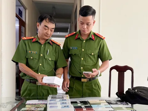 Bắt đôi nam nữ đột nhập vào cửa hàng, trộm hơn 80 điện thoại di động