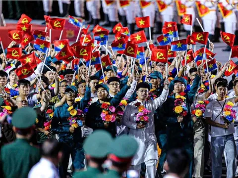 Những ngày đi giữa cờ hoa rực rỡ