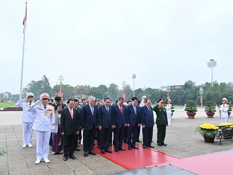 Lãnh đạo Đảng, Nhà nước vào Lăng viếng Chủ tịch Hồ Chí Minh nhân kỷ niệm 50 năm Ngày Giải phóng miền Nam, thống nhất đất nước