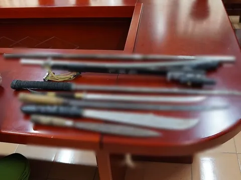 Mang dao kiếm tham gia giao thông bị xử lý như thế nào?