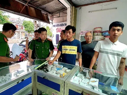 Bắt 2 đối tượng cướp điện thoại của người dân tại nhà thờ