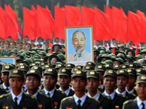 Bác vẫn cùng chúng cháu hành quân