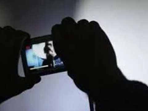 Cô gái trẻ bị đe doạ tống tiền khi lên mạng livestream khoe thân