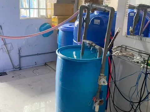 Phát hiện cơ sở làm giả nước nắm, nước giặt số lượng lớn ở An Giang