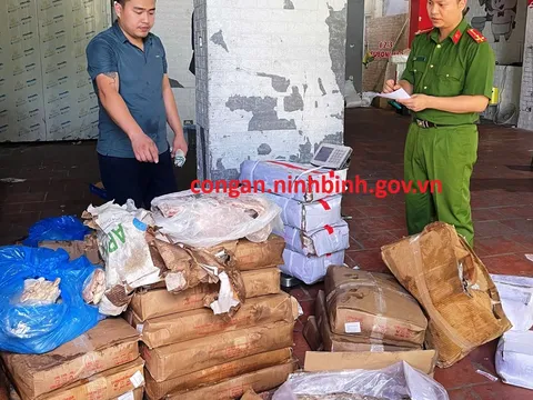 Phát hiện vụ vận chuyển gần 2,5 tấn thực phẩm không rõ nguồn gốc, xuất xứ
