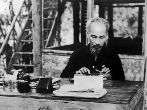 Nhà báo lỗi lạc Hồ Chí Minh