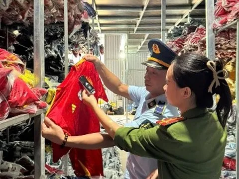 Khởi tố chủ kho hàng kinh doanh hơn 35.000 bộ quần áo giả nhãn hiệu lớn
