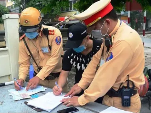 Từ năm 2025, dùng giấy phép lái xe kiểu này có thể bị phạt tới 20 triệu đồng