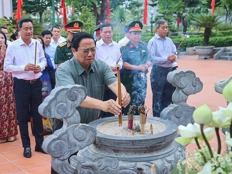 Thủ tướng tưởng nhớ, tri ân Chủ tịch Hồ Chí Minh và các Anh hùng liệt sĩ, người có công