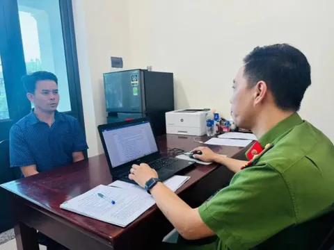 Giao xe máy cho con gây tai nạn chết người, 2 cha con bị khởi tố