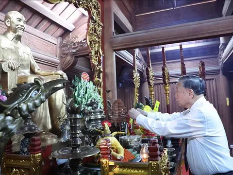 Tổng Bí thư Tô Lâm dâng hương tưởng niệm các vị tiền bối cách mạng tại Tuyên Quang