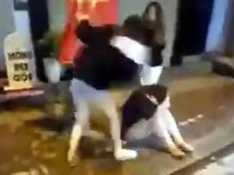Tạm giữ 2 cô gái gây rối, đánh nhau vì mâu thuẫn tình ái
