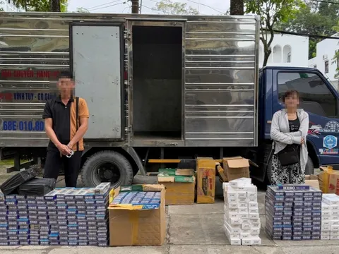 Bắt quả tang 2 đối tượng có hành vi tàng trữ mua bán hàng cấm