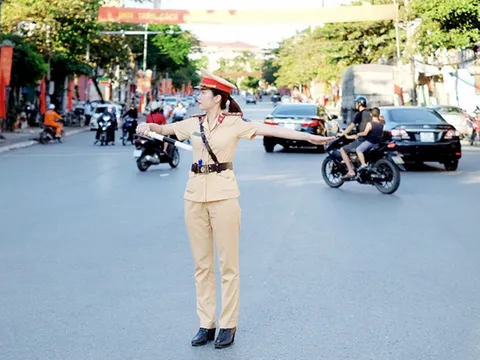 Đang điều tiết giao thông, CSGT tránh dừng xe để kiểm soát, xử lý vi phạm