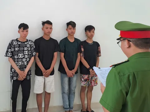 Bắt tạm giam 4 đối tượng mang theo hung khí tìm người đi đường để đánh