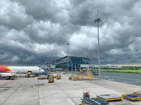 Tạm đóng cửa 4 sân bay do ảnh hưởng của bão số 10