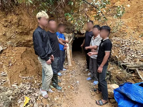 Bắt quả tang 7 đối tượng tổ chức khai thác vàng trái phép