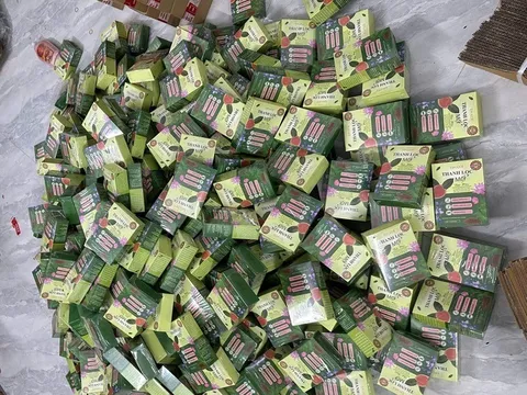 Khởi tố 3 đối tượng sản xuất dầu gội giả ở Huế