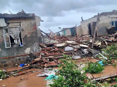 Thủ tướng chỉ đạo khẩn trương hỗ trợ Nhân dân khắc phục hậu quả bão số 10 và mưa lũ