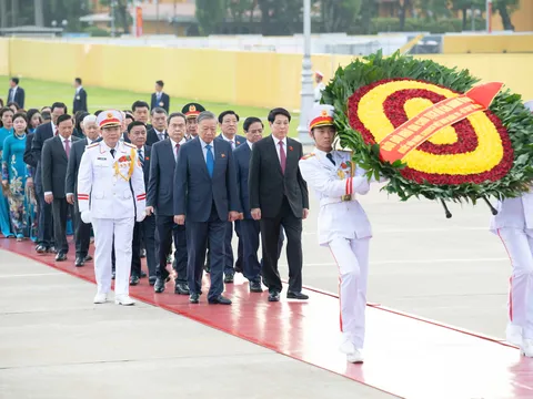 Lãnh đạo Đảng, Nhà nước và các ĐBQH vào Lăng viếng Chủ tịch Hồ Chí Minh