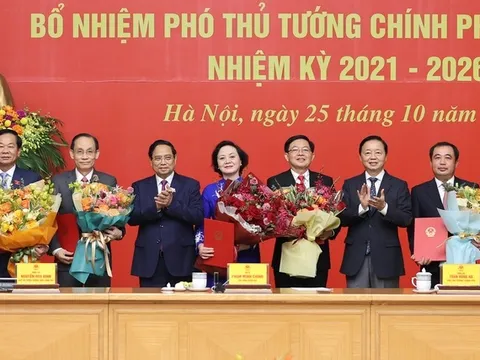 Thủ tướng trao quyết định bổ nhiệm và giao nhiệm vụ cho 2 Phó Thủ tướng, 3 Bộ trưởng