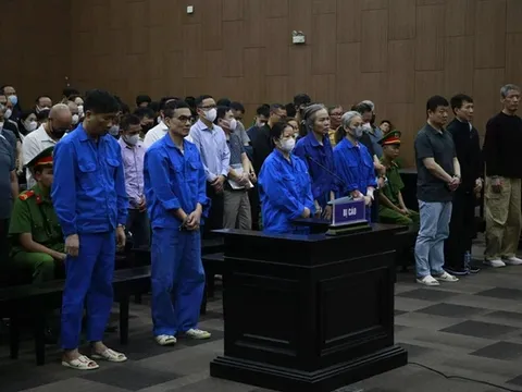 Tiền ở đâu ra mà nhiều thế?